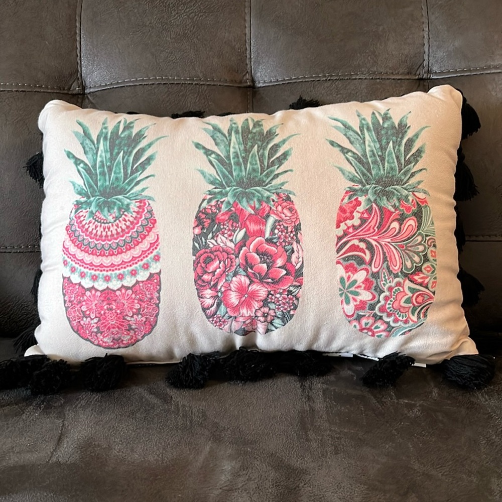 Pineapple decorative pillow with tassels